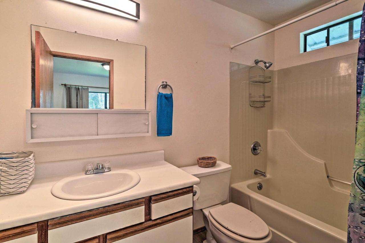 Peaceful Abode With Deck, 13 Mi To Black Sand Beach! Naalehu Exterior photo